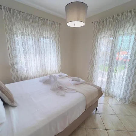 Katsanikos House Принос